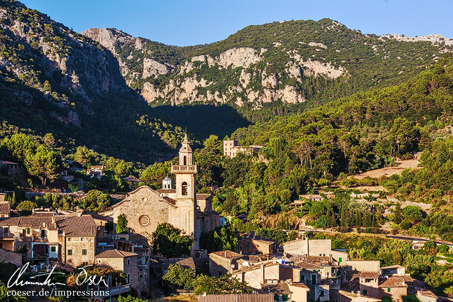 Blick auf die Stadt und das Kloster in Valldemossa auf der Insel Mallorca, Spanien.