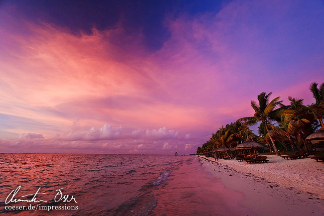 Warme Farben während eines Sonnenuntergangs am Strand von Trou aux biches, Mauritius.