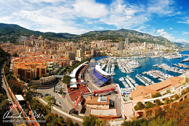Panoramaansicht der Stadt und des Hafens in Monaco.