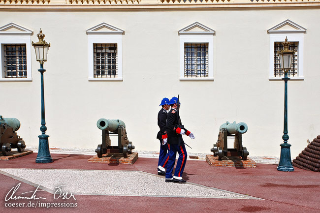 Zwei Wachen vor dem Fürstenpalast in Monaco.