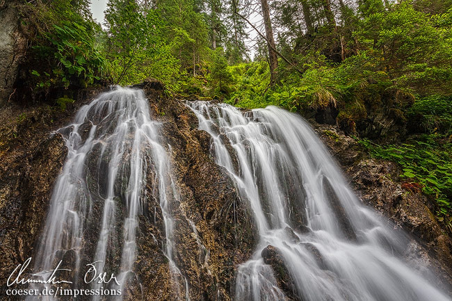 Nahaufnahme des Gritschbach-Wasserfalls im Montafon, Vorarlberg, Österreich.