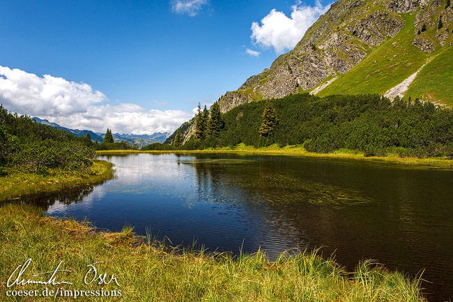 Der idyllische Wiegensee entlang des Wormser Höhenwegs in Gaschurn im Montafon, Vorarlberg, Österreich.