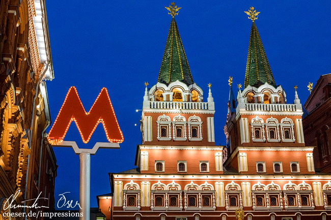 Ein Schild der Moskauer Metro neben dem Auferstehungstor am Roten Platz in Moskau, Russland.