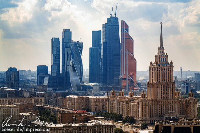 Ein Stalin-Hochhaus im Zuckerbäckerstil, dahinter Wolkenkratzer im Finanzviertel in Moskau, Russland.