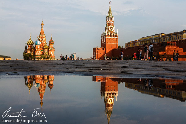 Spiegelung der Basilius-Kathedrale und des Kreml auf dem Roten Platz in Moskau, Russland.