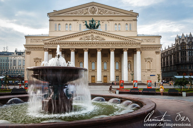 Ein Brunnen vor dem Bolschoi-Theater in Moskau, Russland.