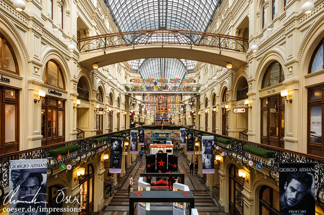 Innenansicht des Warenhauses GUM auf dem Roten Platz in Moskau, Russland.