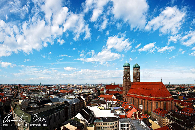 Stadtpanorama und die Frauenkirche, das Wahrzeichen von München, Deutschland.