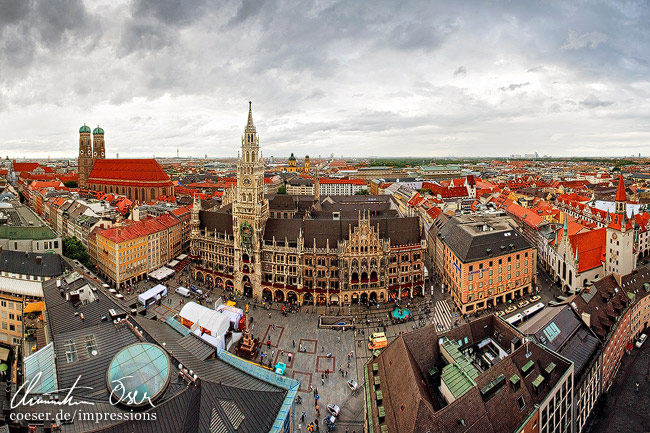 Panorama der Frauenkirche und des Rathauses, gesehen von der Pfarrkirche Sankt Peter in München, Deutschland.