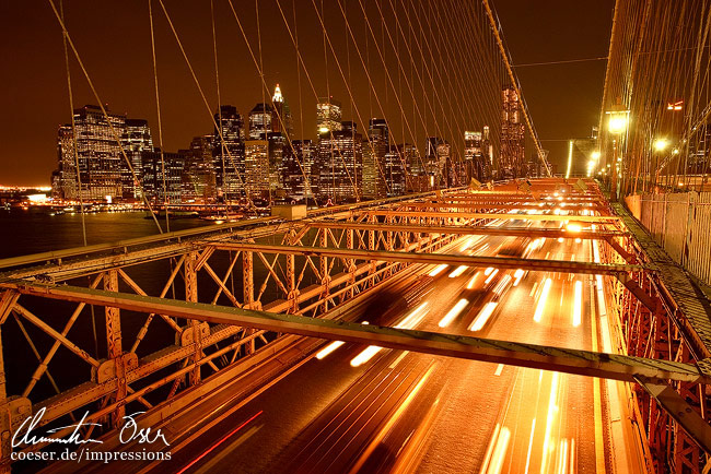 Autos auf der Brooklyn Bridge, im Hintergrund die Skyline von Manhattan in New York City, USA.