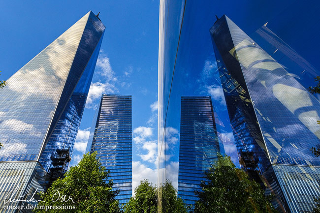 Das neue World Trade Center One (WTC) spiegelt sich in einem Fenster in New York City, USA.