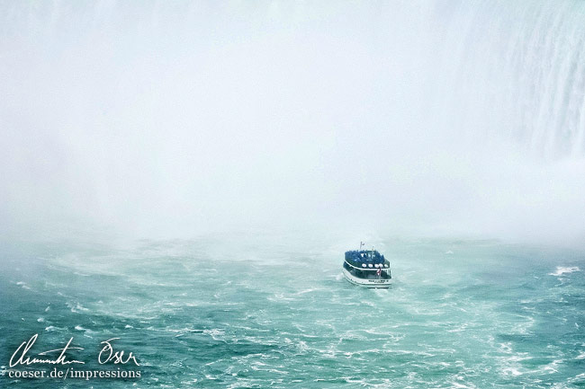 Auf einer Bootstour spürt man die Kraft der Gischt in Niagara City, USA.