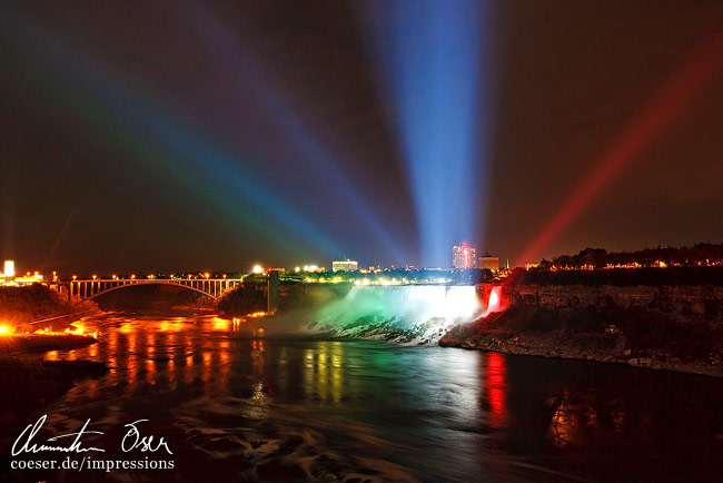 Die beleuchteten American Falls und Bridal Veil Falls in Niagara City, USA.