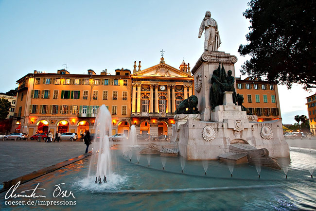 Ein Brunnen und eine Statue von Giuseppe Garibaldi am Place Garibaldi in Nizza, Frankreich.