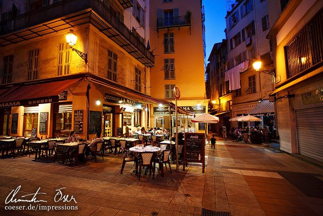 Spaziergang durch die beleuchtete Altstadt in Nizza, Frankreich.
