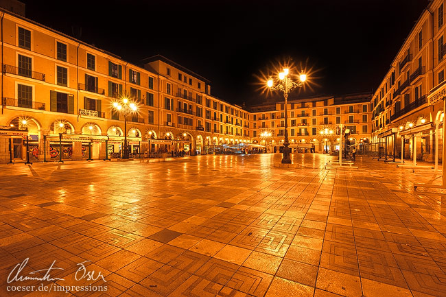 Nachtaufnahme des Plaza Mayor in Palma de Mallorca, Spanien.