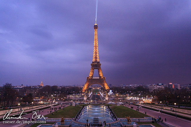 Der beleuchtete Eiffelturm und die Fontäne von Warschau vom Palais de Chaillot aus gesehen in Paris, Frankreich.