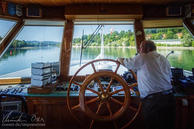 Ein Kapitän navigiert ein Donaukreuzfahrtschiff in Passau, Deutschland.