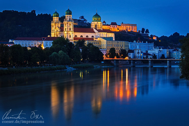 Der beleuchtete Passauer Stephansdom und die Festung Veste Oberhaus in Passau, Deutschland.