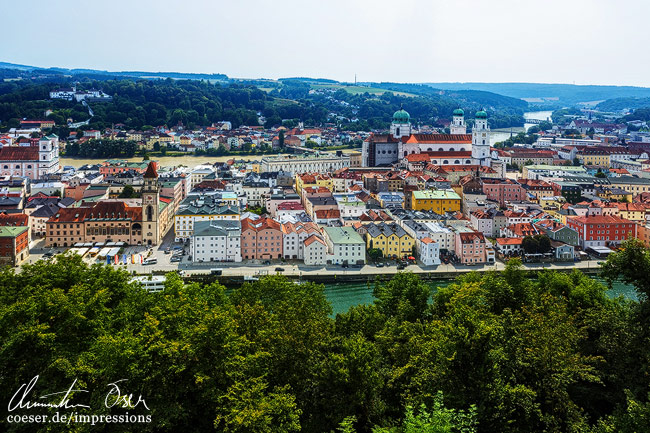 Panoramablick auf die historische Altstadt von der Festung Veste Oberhaus gesehen in Passau, Deutschland.