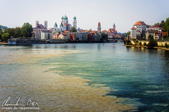 Zusammenfluss der Donau, des Inn und der Ilz vor der 'Dreiflüssestadt' in Passau, Deutschland.