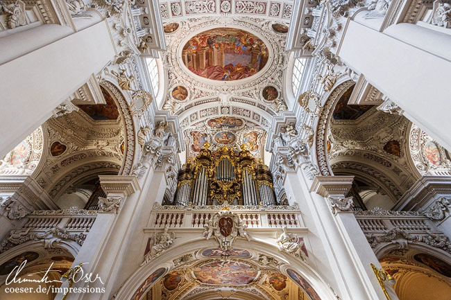 Die Orgel und das Deckenfresko des Passauer Stephansdoms in Passau, Deutschland.