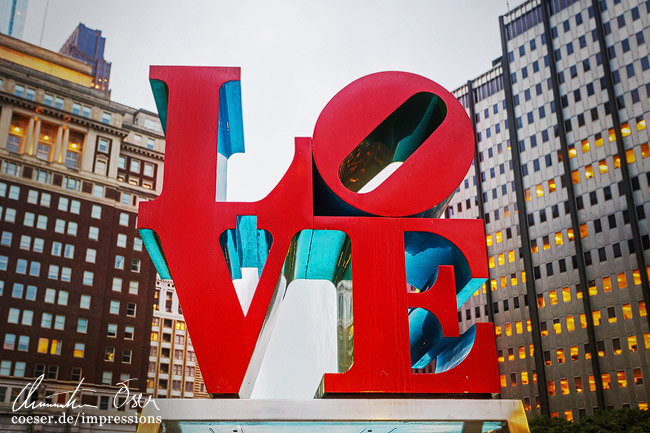 Nahaufnahme der LOVE-Skulptur von Robert Indiana im Love Park in Philadelphia, USA.