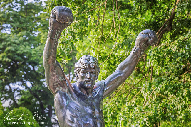 Nahaufnahme der Rocky-Statue, die Schauspieler Sylvester Stallone zeigt in Philadelphia, USA.