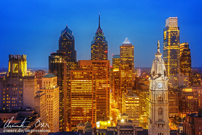 Die beleuchtete Skyline mit ihren Wolkenkratzern und dem Rathaus in Philadelphia, USA.