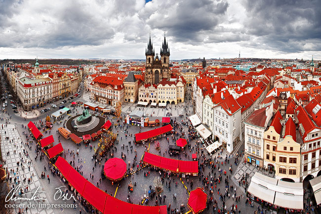 Blick auf den Altstädter Ring und die Tynkirche in Prag, Tschechien.