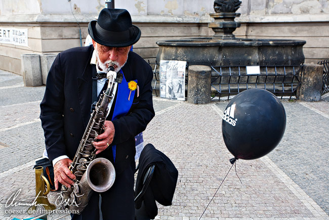 Ein Saxophonist spielt am Altstädter Ring in Prag, Tschechien.