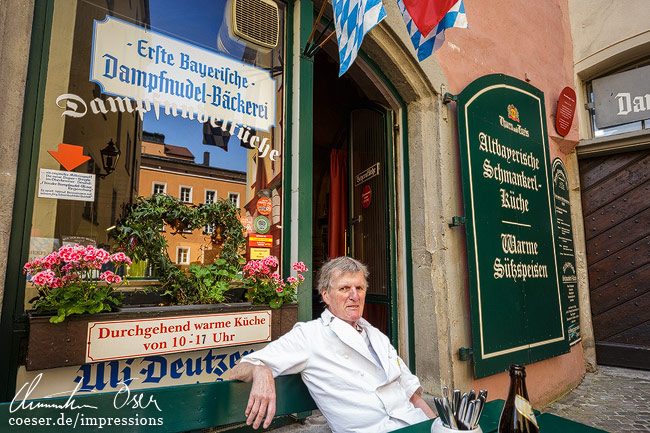 Porträt von Ulrich Deutzer alias 'Dampfnudel-Uli' vor seiner berühmten Gaststätte in Regensburg, Deutschland.
