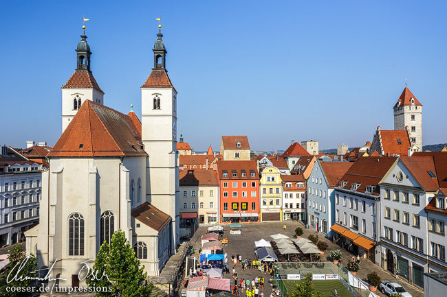 Ansicht des Neupfarrplatzes, historischen Gebäuden und der Neupfarrkirche in Regensburg, Deutschland.