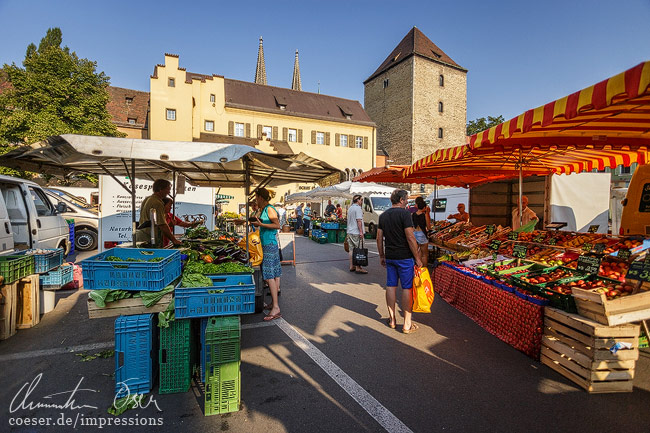 Menschen kaufen am Sonntagmorgen Obst und Gemüse auf dem Alten Kornmarkt in Regensburg, Deutschland.