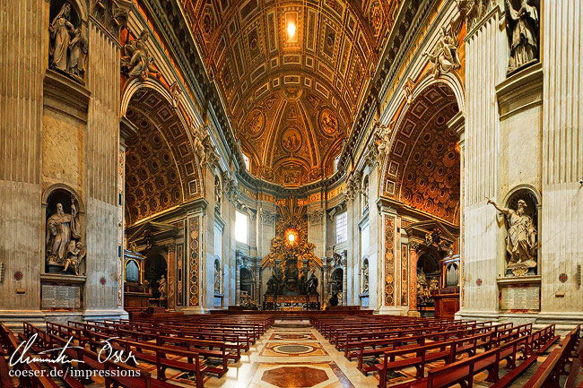 Innenraum des Petersdom im Vatikan in Rom, Italien.