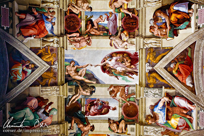 Die Erschaffung Adams, ein Ausschnitt aus dem Deckengemälde des Malers Michelangelo in der Sixtinischen Kapelle in Rom, Italien.