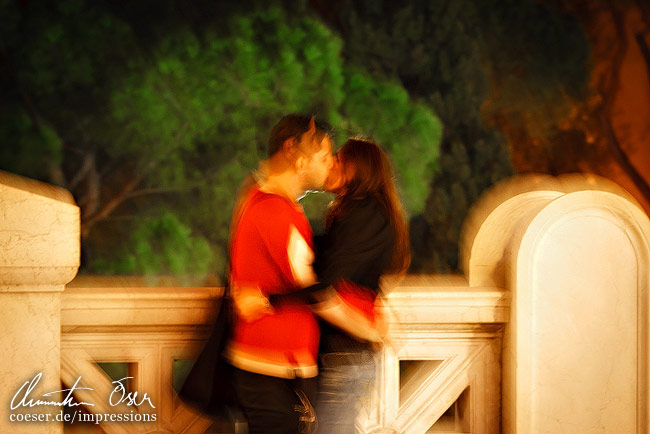 Ein sich küssendes Paar in Rom, Italien.