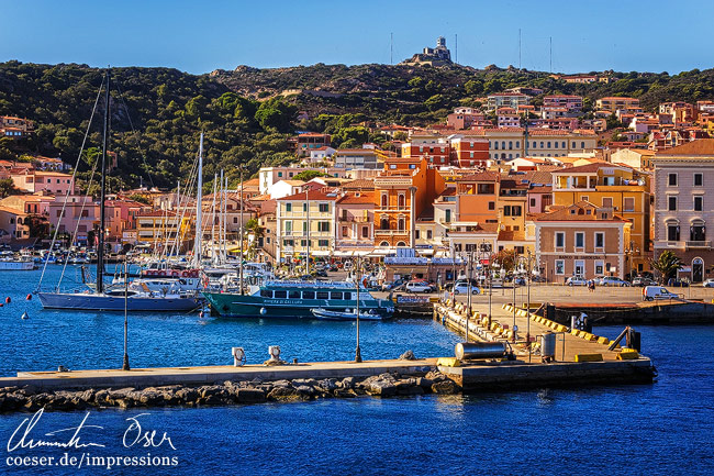 Blick auf den Hafen der Stadt La Maddalena auf der gleichnamigen Insel nahe der Insel Sardinien, Italien.