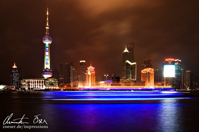 Die Skyline von Shanghai vom Bund aus gesehen in Shanghai, China.