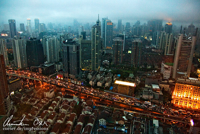 Panoramaansicht der Stadt vom Marriott-Restaurant aus gesehen in Shanghai, China.