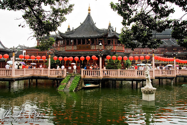 Der Yu Yuan Garden mit dem alten Teehaus und der Zick-Zack-Brücke in Shanghai, China.