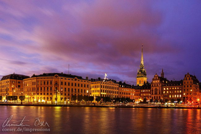 Blick von Slussen auf die beleuchtete Tyska kyrkan („Deutsche Kirche“) in Stockholm, Schweden.