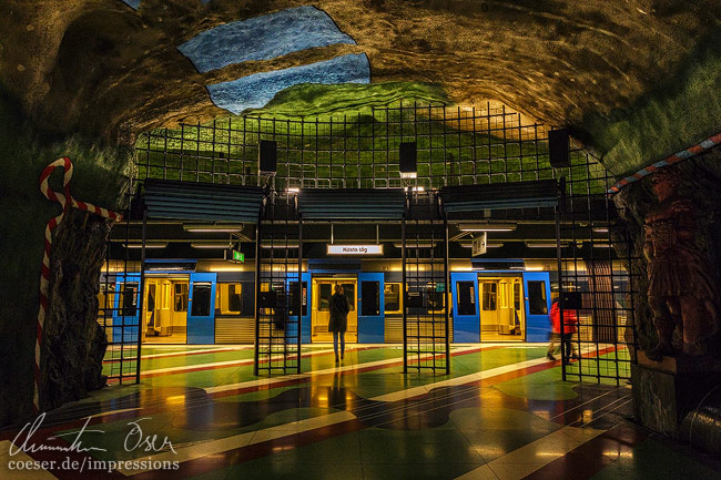 Menschen steigen in der Station Kungsträdgården in eine U-Bahn ein in Stockholm, Schweden.