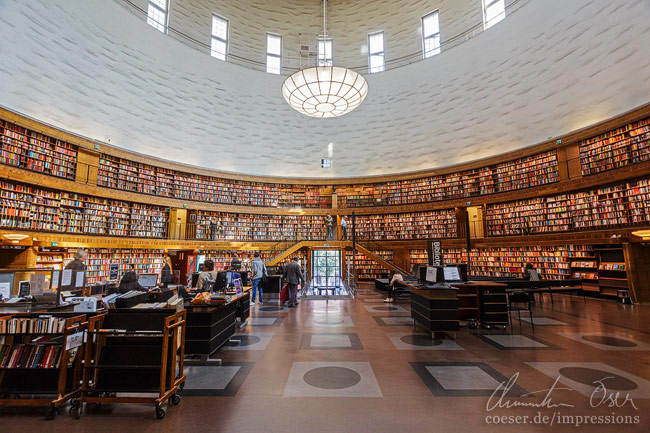 Innenansicht der zentralen Rotunde in der Stadtbibliothek in Stockholm, Schweden.