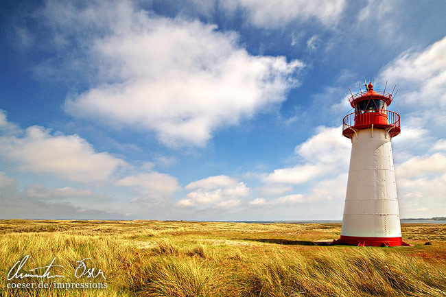 Ein einsamer Leuchtturm bei List auf der Insel Sylt, Deutschland.