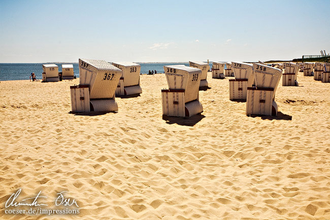 Dutzende Strandkörbe sind auf der ganzen Insel verteilt auf Sylt, Deutschland.