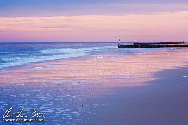 Stimmungsvoller Sonnenuntergang am Strand von Wenningstedt auf der Insel Sylt, Deutschland.