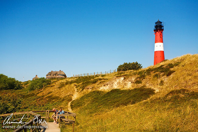 Ein Weg führt zum Leuchtturm von Hörnum auf der Insel Sylt, Deutschland.