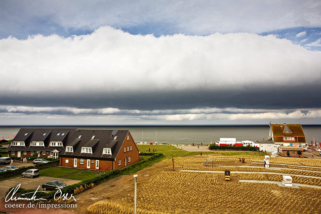 Eine Roll Cloud (Böenwalze) an der Küste von Wenningstedt auf der Insel Sylt, Deutschland.