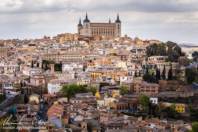 Die Festung Alcázar über der Altstadt von Toledo, Spanien.